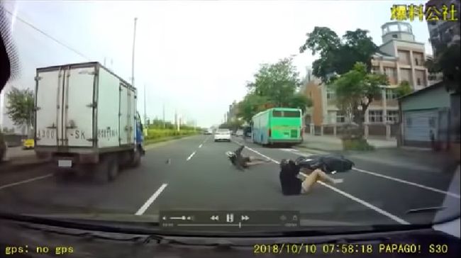 疑不滿機車擋道超車撞倒　網友：謀殺