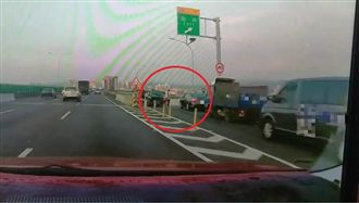 下匝道遇逆向　白目插隊車讓人更怒！