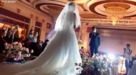 ▲新郎婚禮深情獻唱…才開口就「大破音」全場瞬間高潮（圖／翻攝自Hua Tan臉書）