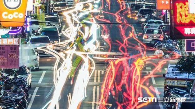曝蛇行車軌照　他嘆：台灣交通爛到根