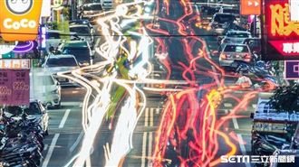 曝蛇行車軌照　他嘆：台灣交通爛到根