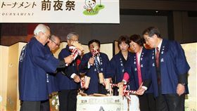 日台交流香川縣女子高球賽前夜祭，TLPGA理事長鄭美琦（右2）和JLPGA會理事長小林浩美（右3）與贊助廠商一起破鏡祝賀比賽圓滿成功。（圖／TLPGA提供）