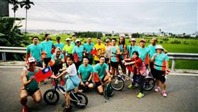 國慶日相約晨跑 竹縣跑團揮國旗為國慶生