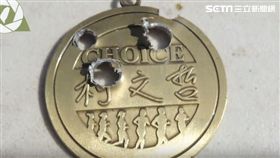 驚！男朝柯文哲金牌連開多槍 貫穿3洞嚇壞網友 （圖／翻攝自YouTube）