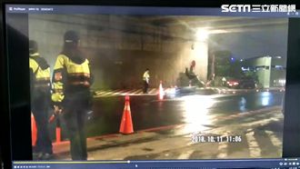 路滑煞不住！土城警遭撞360度騰空
