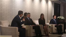 ▲在台灣擁有超高人氣的我國友邦巴拉圭總統阿布鐸（Mario Abdo Benitez，左2）和台灣媒體進行茶敘。（圖／記者林仕祥攝）