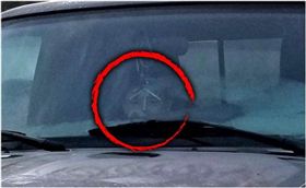 嚇歪！把車當背景拍日出照　擋風玻璃竟出現「哀傷男孩臉」

圖／翻攝自CBS News 8 