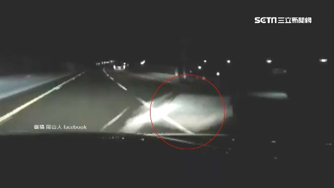 天外飛來棧板　國道8車遭殃受損