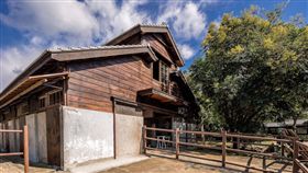 花博后里馬場園區，百年歷史馬廄建築吸晴（台中市府提供）