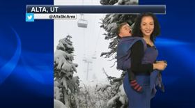 ​正妹主播揹兒子報氣象 網友喊讚：好可愛！(圖/翻攝自推特)
