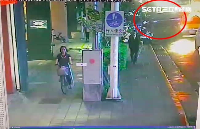 驚悚！轎車失控衝撞3人畫面曝光