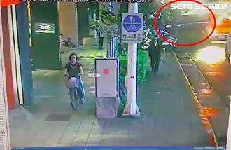 驚悚！轎車失控衝撞3人畫面曝光