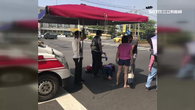 阿嬤撞車倒地　暖男撐巨大洋傘幫遮陽