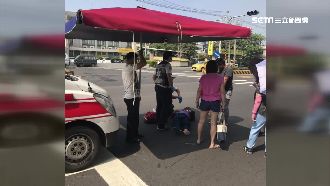 阿嬤撞車倒地　暖男撐巨大洋傘幫遮陽