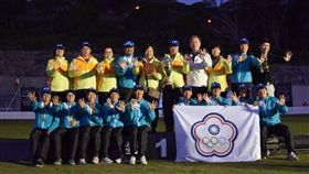 中華隊拔河世錦賽締5連霸　金盃獻癱瘓教練中華拔河代表隊女將寫下2018室外拔河世界錦標賽女子500公斤組5連霸，她們告訴在醫院的教練郭昇：「教練我們辦得到，你也辦得到。」（拔河協會提供）中央社記者黃巧雯傳真　107年9月22日