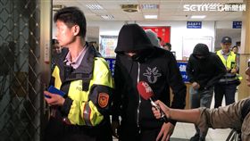 白車駕駛黃男在所長幫忙開道下離開現場（楊忠翰攝）