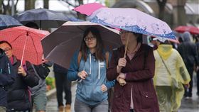 冷氣團報到　北台灣低溫13度（1）中央氣象局表示，7日受到大陸冷氣團影響，中部以北天氣濕冷，午後雨勢趨緩，入夜到8日清晨低溫下探攝氏13度。中央社記者裴禛攝　107年4月7日