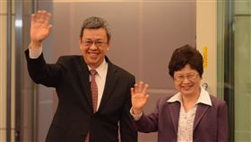 陳副總統出訪梵蒂岡 祈求兩岸能永續和平副總統陳建仁（左）伉儷11日深夜啟動「聖誼專案」，率團訪問梵蒂岡。陳副總統表示，將竭誠歡迎教宗到台灣進行牧靈訪問，也祈求兩岸能永續和平。中央社記者邱俊欽桃園機場攝　107年10月12日