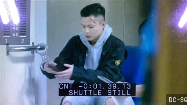 無照屁孩釀禍無悔意　警局悠哉滑手機