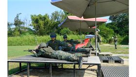 打靶有遮陽傘軟墊挨批草莓兵，翻攝台灣傻事臉書