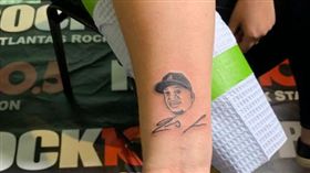 阿庫納驚天滿貫砲　女勇迷履約去紋身
亞特蘭大勇士,阿庫納,祭品,刺青,紋身
翻攝自推特