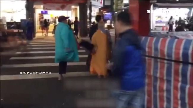 化緣疑搶地盤　比丘尼遭乞討男狠踹