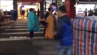 化緣疑搶地盤　比丘尼遭乞討男狠踹