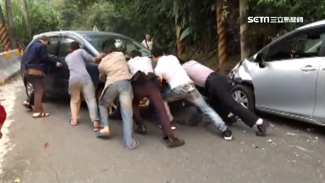 兩車對撞駕駛受困　7男熱心推車救人