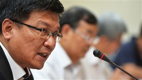 10月起電價費率不調整（2）經濟部13日舉行電價費率審議委員會，決議本次電價不調整，維持平均電價每度新台幣2.6253元。經濟部次長曾文生（左）在記者會說明。中央社記者孫仲達攝  107年9月13日