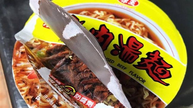他糗拿泡麵驚喜包！網笑瘋：一次滿足