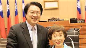 深澳電廠案　林右昌：應避免當成選舉議題國民黨籍基隆市議員鄭林清良（右）1日質詢時要市長林右昌（左）表態是否支持興建深澳電廠。林右昌說，若能不用蓋就不要蓋，但在替代方案上應理性討論，避免當成選舉議題。中央社記者王朝鈺攝　107年10月1日