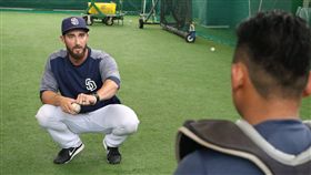 ▲中信兄弟邀請聖地牙哥教士小聯盟捕手教練John Nester來秋訓指導。（圖／中信兄弟球團提供）