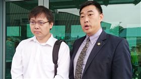 以核養綠補件爭議　台北高等行政法院開庭（2）以核養綠公投領銜人黃士修（左）因中選會拒絕補件案，向台北高等行政法院提出定暫時狀態假處分。法院26日開庭，黃士修委任律師葉慶元（右）指出，中選會違法拒收，也未說明拒收的法律依據，更混淆公投法第13條規定。中央社記者郭日曉攝　107年9月26日