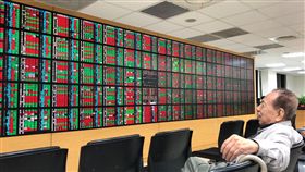 電子權值股領漲  台股反彈雖然美股依舊出現545點的大跌，但亞股12日普遍跌幅收斂，台股則因短線超跌，在電子權值股帶領下漲勢擴大，人氣指標被動元件、矽晶圓也有買盤進駐。中央社記者吳家昇攝  107年10月12日