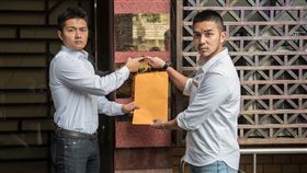 反同「愛家公投」連署遭爆「抄病例衝連署」，時代力量新北市議員參選人張祐銓及唐聖捷前往台北地檢署按鈴申告　圖／時代力量提供