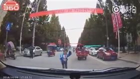 四川,小學生,敬禮,過馬路,禮貌（圖／翻攝自微博）