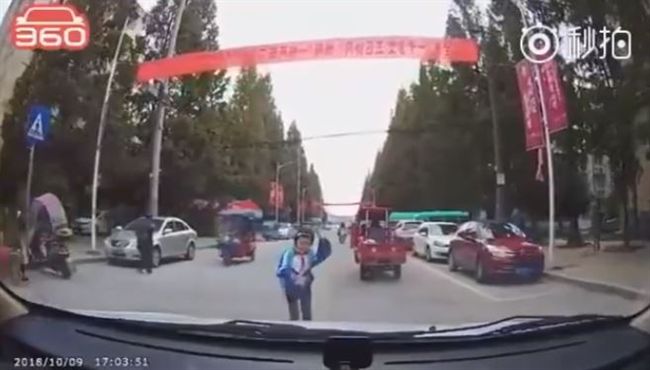 萌童過馬路遇讓行車　敬禮完後再狂奔