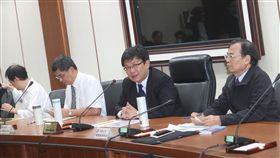 經濟部說明深澳電廠停建（2）經濟部次長曾文生（右2）、台電總經理鍾炳利（右）、能源局副局長李君禮（左2）12日下午在經濟部舉辦記者會，針對深澳電廠議題向媒體說明。中央社記者吳家昇攝  107年10月12日