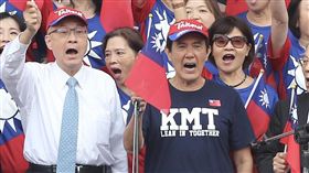 愛國旗愛國家慶祝大會（1）前總統馬英九（前左3）與國民黨主席吳敦義（前左2）、副主席郝龍斌（前左）及前國民黨主席洪秀柱（前右2）等人10日下午在國父紀念館出席由民間發起的「愛國旗愛國家」國慶慶祝活動，眾人高唱中華民國頌。中央社記者徐肇昌攝　107年10月10日