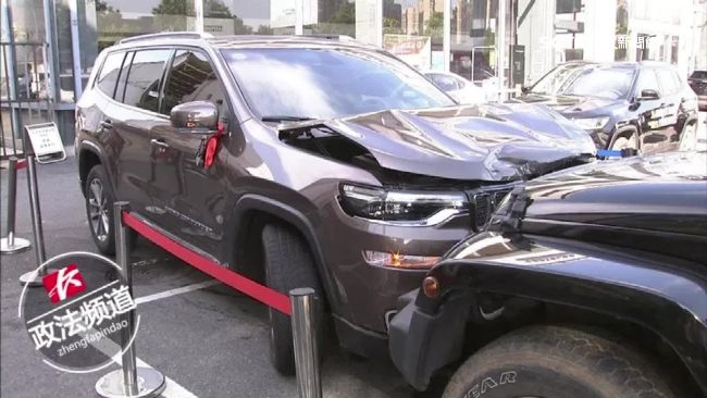 不滿領牌效率差　正妹怒開新車撞7車