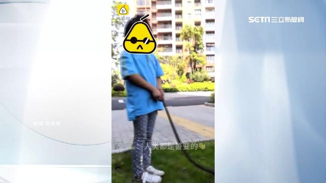 訓練去當特種兵！虎爸要女兒公園遛蛇