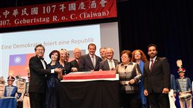 謝大使夫婦與出席酒會政要合切慶祝中華民國國慶生日蛋糕,駐德台北代表處