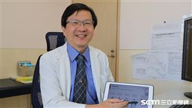 亞大醫院胸腔內科顧問醫師夏德椿指出患者使用免疫療法後恢復情形。（圖／亞大醫院提供）