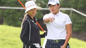 李欣（右）在擊球前與桿弟討論。（圖／TLPGA提供）