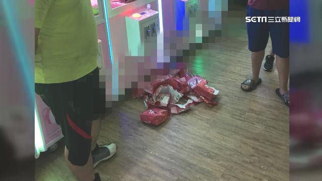 娃娃機有愛瘋？男砸6千清檯摃龜怒告