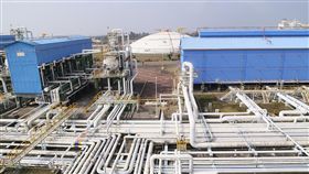 中油永安天然氣廠（2）中油液化天然氣（LNG）供應商租用的Q-FLEX型LNG船AL AAMRIYA號，10日上午靠卸中油永安天然氣廠。圖為中油永安液化天然氣廠。中央社記者董俊志攝  106年11月10日