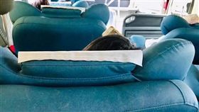 椅背,壓低,乘客,爆怨公社　圖／翻攝自臉書爆怨公社