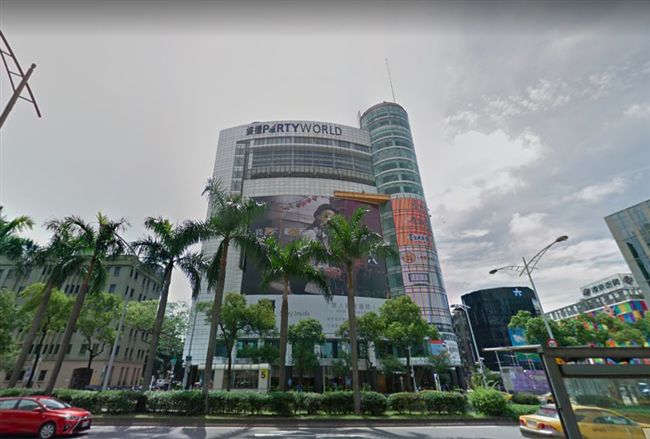 1966年1月19日，台北市西門鬧區多層建築中，包括新生戲院、萬國舞廳、渝園餐廳等發生大火，火勢快速蔓延至整棟建築的4至6樓，，成為台北市區最慘重火災之一。（圖／翻攝自Google Maps）