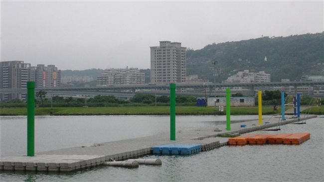 正妹水溝小解落水　友人想救也掉下去