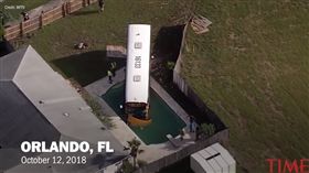 司機太熱想泡澡？校車撞民宅直衝泳池　減緩撞擊力學生均安
圖／翻攝自Time YouTube
https://www.youtube.com/watch?v=rC7_4sb0mOc